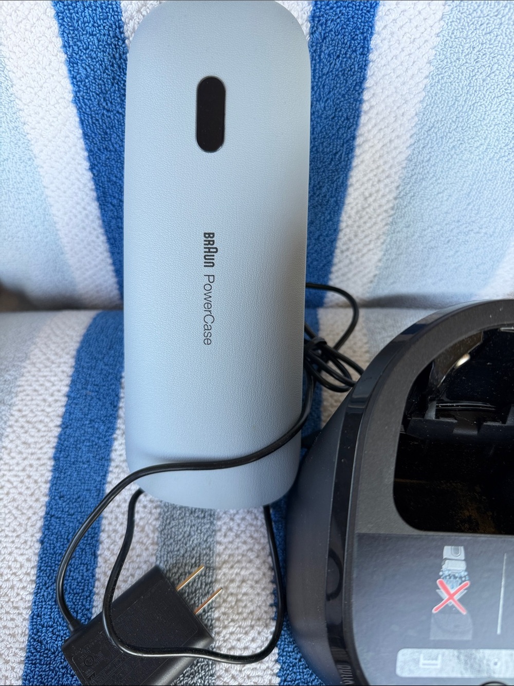 Braun Electric Shaver with Charging Dock - Black - Picture 6 of 8